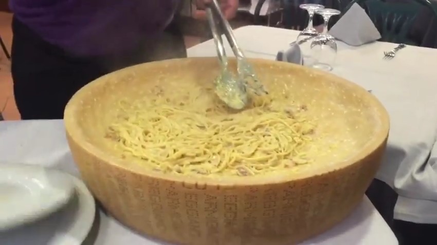 Ricetta - Spaghetti alla Carbonara conditi su una Forma di Parmigiano