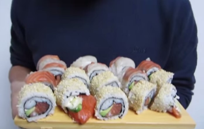 Ricetta per Sushi Uramaki Classici ( rotolo medio con riso esterno )
