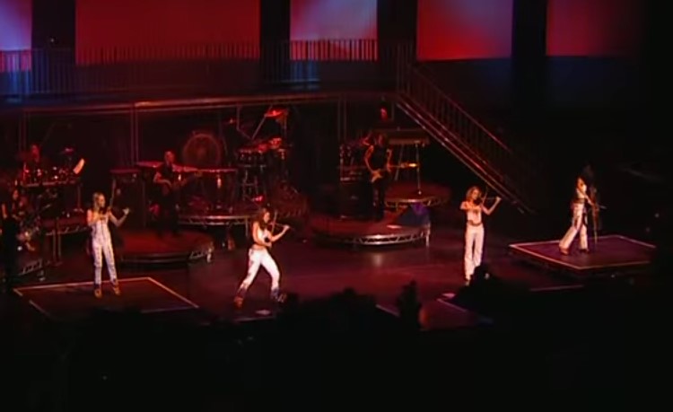 VideoClip , Esibizione delle Bond in Live alla Royal Albert Hall