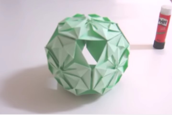 Funny , Arte dell' Origami per Creare un Tradizionale Kusudama