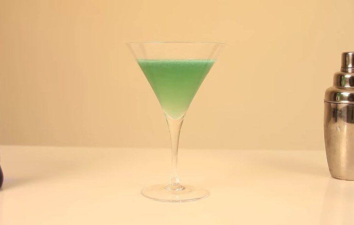 Cocktail , Arte nel Preparare un Fantastico Blue Angel