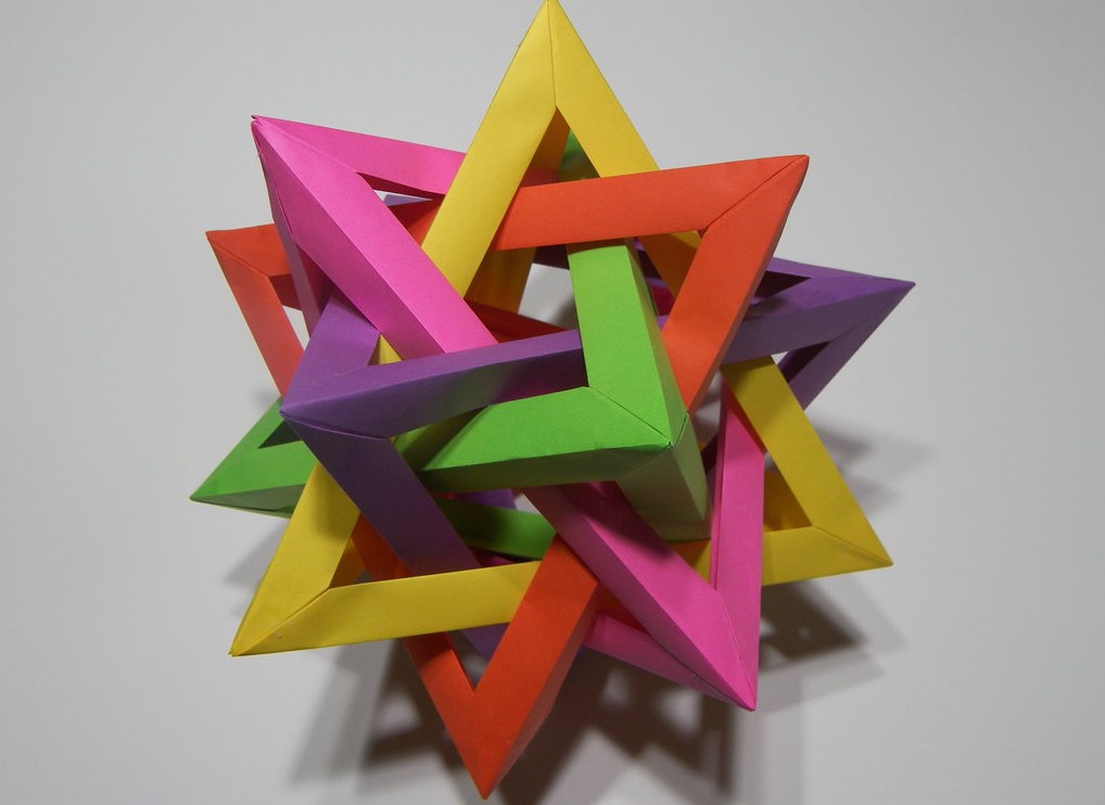 Funny , Arte dell' Origami per Creare un Five Intersecting Tetrahedra