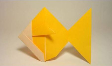 Funny , Arte dell' Origami per Creare un Brillante Goldfish